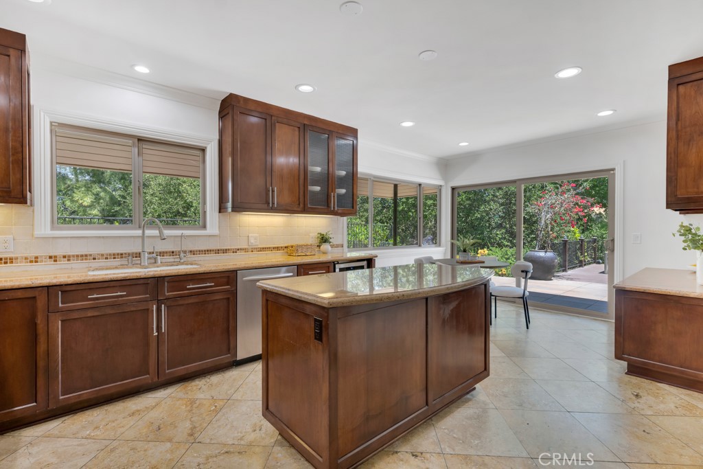 https://media.crmls.org/medias/5d36c120-7ecd-4838-b2a9-bdf41c560cfc.jpg?preset=X-Large
