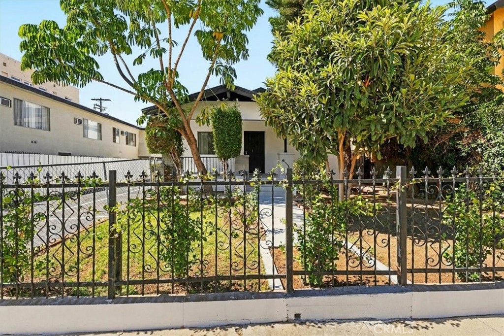 1429 N Bronson Ave — architectural residence