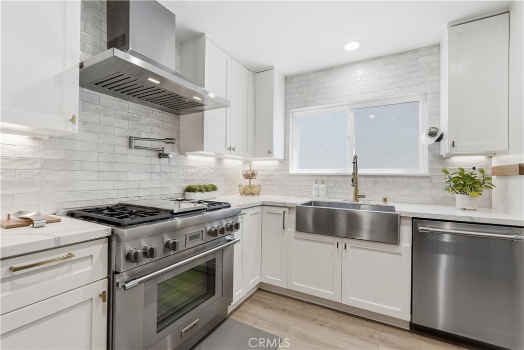 https://media.crmls.org/medias/5d3a603e-acf0-437c-bb3a-e0db2f7b54e1.jpg?preset=X-Large