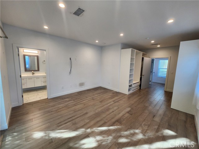 Detail Gallery Image 17 of 29 For 6848 Encino, Encino,  CA 91406 - 3 Beds | 3 Baths