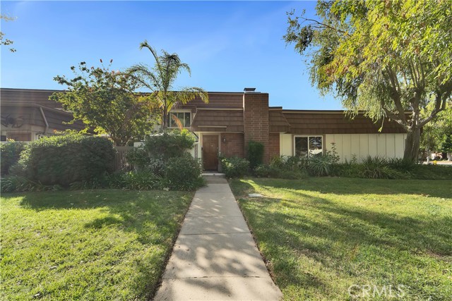 Detail Gallery Image 2 of 56 For 22207 James Alan Cir, Chatsworth,  CA 91311 - 4 Beds | 2/1 Baths