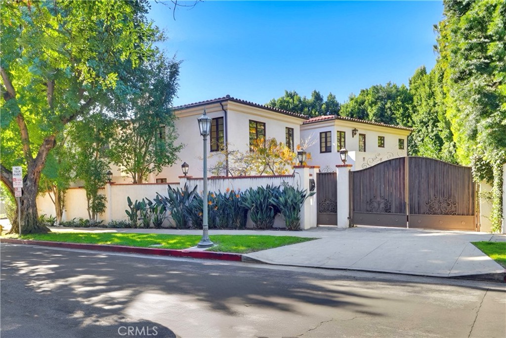 1805 Outpost Dr — architectural residence