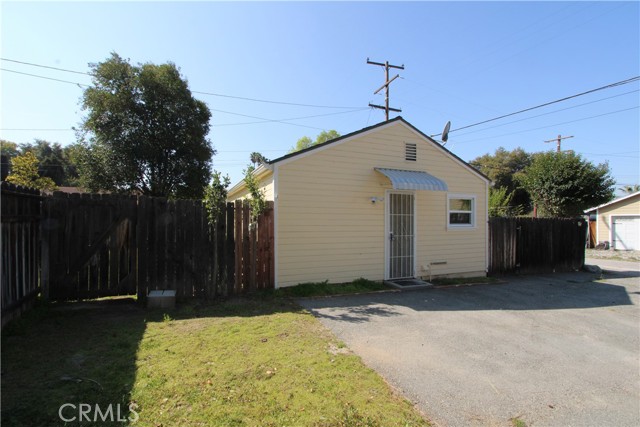 915 1/2 N University Street, Redlands CA: https://media.crmls.org/medias/5d4069b9-957c-4f79-837a-0ce2088bc72c.jpg