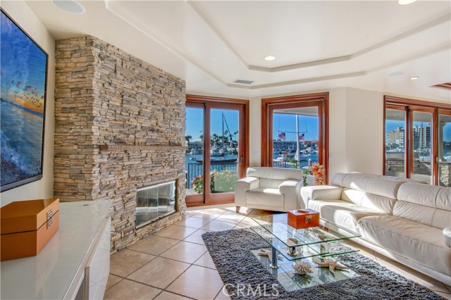 Detail Gallery Image 4 of 53 For 323 via Lido Soud, Newport Beach,  CA 92663 - 4 Beds | 3/1 Baths