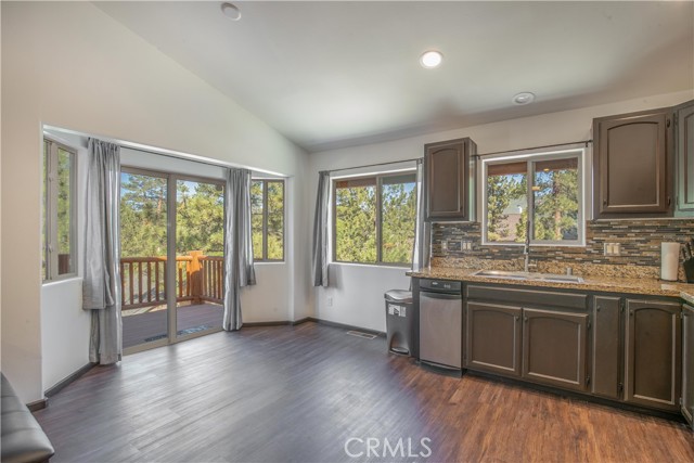 Detail Gallery Image 9 of 41 For 474 Lakewood Ln, Big Bear Lake,  CA 92315 - 3 Beds | 2 Baths