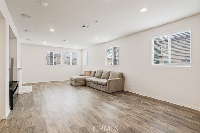 Detail Gallery Image 9 of 30 For 14714 Sherman Way, Van Nuys,  CA 91405 - 4 Beds | 3/1 Baths
