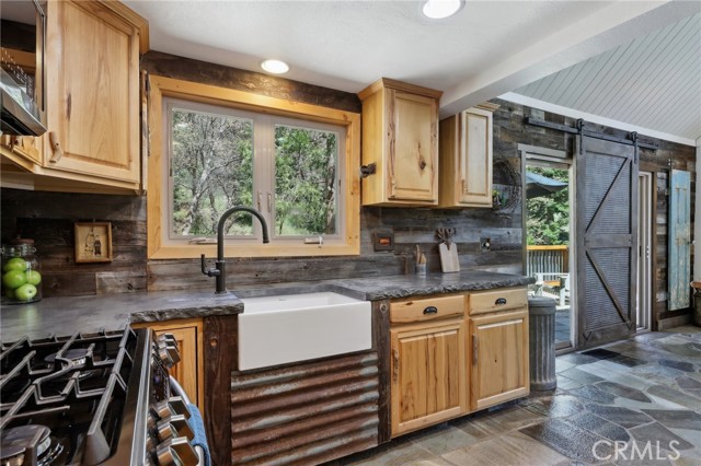 Detail Gallery Image 11 of 59 For 385 Iris Dr, Twin Peaks,  CA 92391 - 4 Beds | 3 Baths