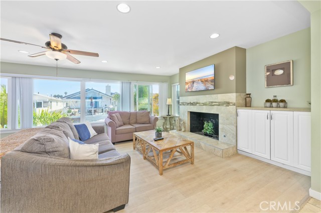 Detail Gallery Image 3 of 15 For 119 46th St "Upper" #B,  Newport Beach,  CA 92663 - 3 Beds | 2 Baths