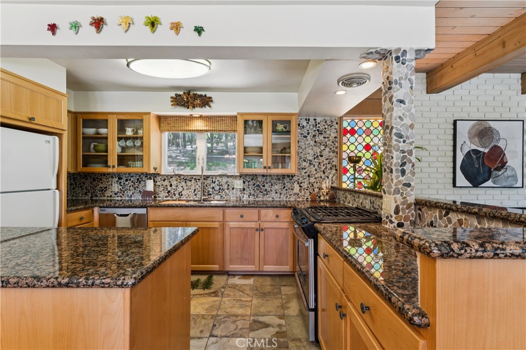 https://media.crmls.org/medias/5d4f0246-2808-48b6-8ff3-4f5cad7b60c4.jpg?preset=X-Large
