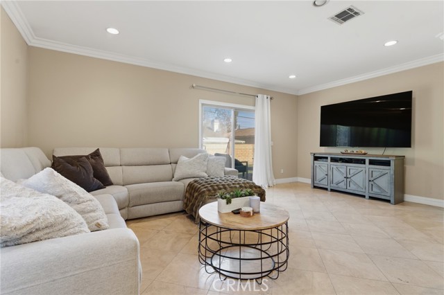 Detail Gallery Image 14 of 39 For 22711 Collins St, Woodland Hills,  CA 91367 - 4 Beds | 3/1 Baths
