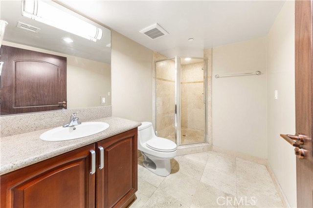 Detail Gallery Image 28 of 53 For 11218 Camarillo St #404,  Toluca Lake,  CA 91602 - 3 Beds | 3 Baths