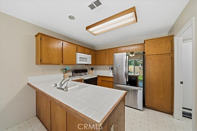 Detail Gallery Image 10 of 41 For 717 Balsam Way, Hemet,  CA 92545 - 2 Beds | 2 Baths