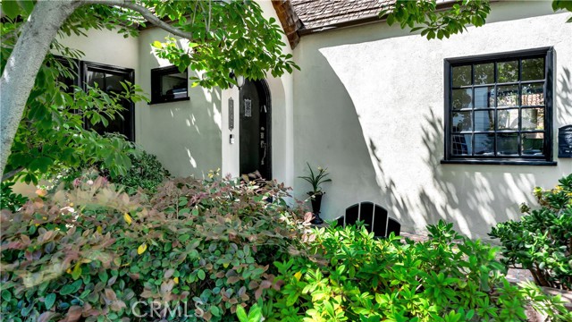 Detail Gallery Image 5 of 69 For 2042 N Ross St, Santa Ana,  CA 92706 - 3 Beds | 2/1 Baths