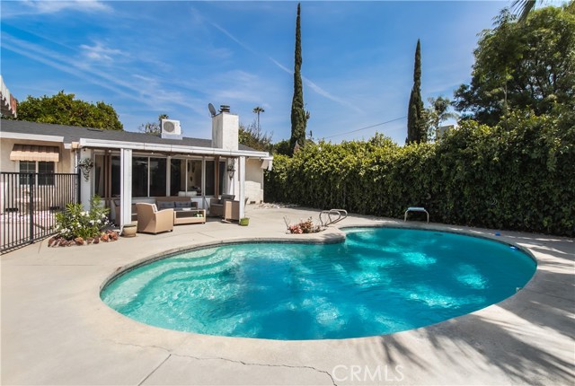 8527 Casaba Avenue, Winnetka CA: https://media.crmls.org/medias/5d576eaf-d399-41bf-888e-6365d6b2180f.jpg