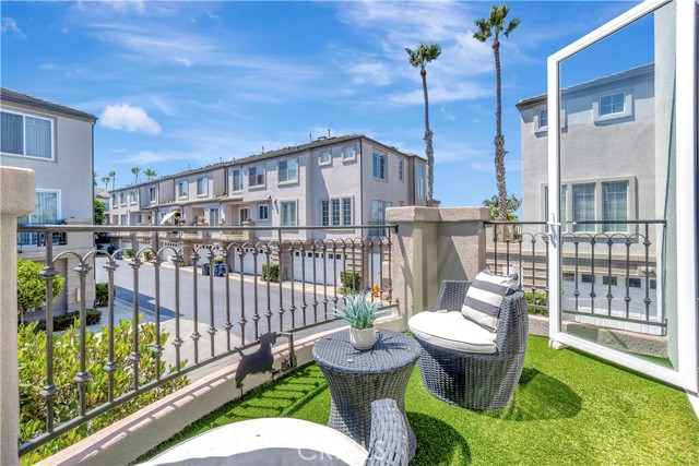 19281 Surf Drive, Huntington Beach CA: https://media.crmls.org/medias/5d5a8c06-6532-460f-990c-12486a7933de.jpg