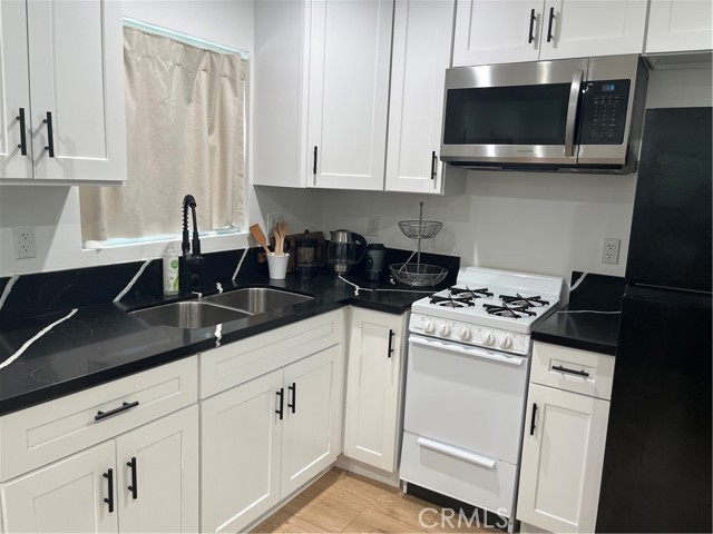 Detail Gallery Image 5 of 12 For 22052 Avenue San Luis, Woodland Hills,  CA 91364 - 0 Beds | 1 Baths