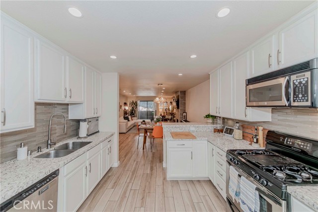 Detail Gallery Image 4 of 35 For 1940 N Highland, Los Angeles,  CA 90068 - 2 Beds | 2 Baths