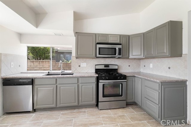 Detail Gallery Image 14 of 45 For 18233 Montgomery Ave, Fontana,  CA 92336 - 4 Beds | 2 Baths