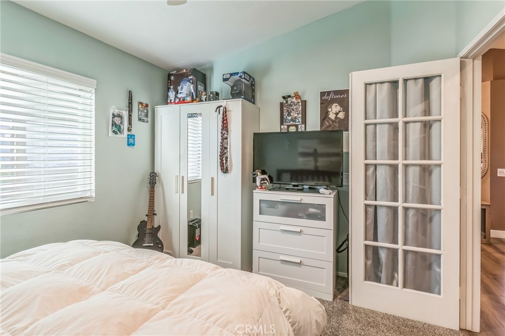 https://media.crmls.org/medias/5d60dc71-ca3b-4312-a077-feaaa7316066.jpg?preset=X-Large
