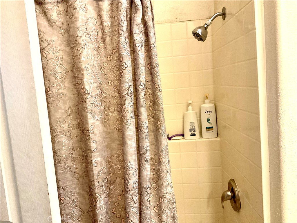 https://media.crmls.org/medias/5d63afde-949b-460b-a0a8-f099ec6a904f.jpg?preset=X-Large