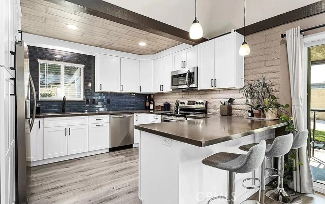 Detail Gallery Image 3 of 17 For 22400 Canyon Club Dr, Canyon Lake,  CA 92587 - 2 Beds | 2 Baths