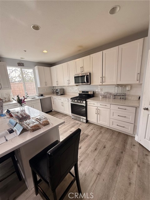 Detail Gallery Image 3 of 11 For 7667 Yellow Iris Ct, Fontana,  CA 92336 - 5 Beds | 3 Baths