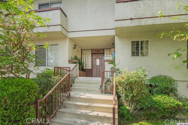 305 E Valencia Avenue C Burbank, California Townhouse * 2 Bedrooms / 2.5 Bathrooms * 975sqft * Laminate Floors * Central A/C & Heat * Recessed Lighting * 2 Car Parking * New Paint * All Appliances Included ***NO PETS!***