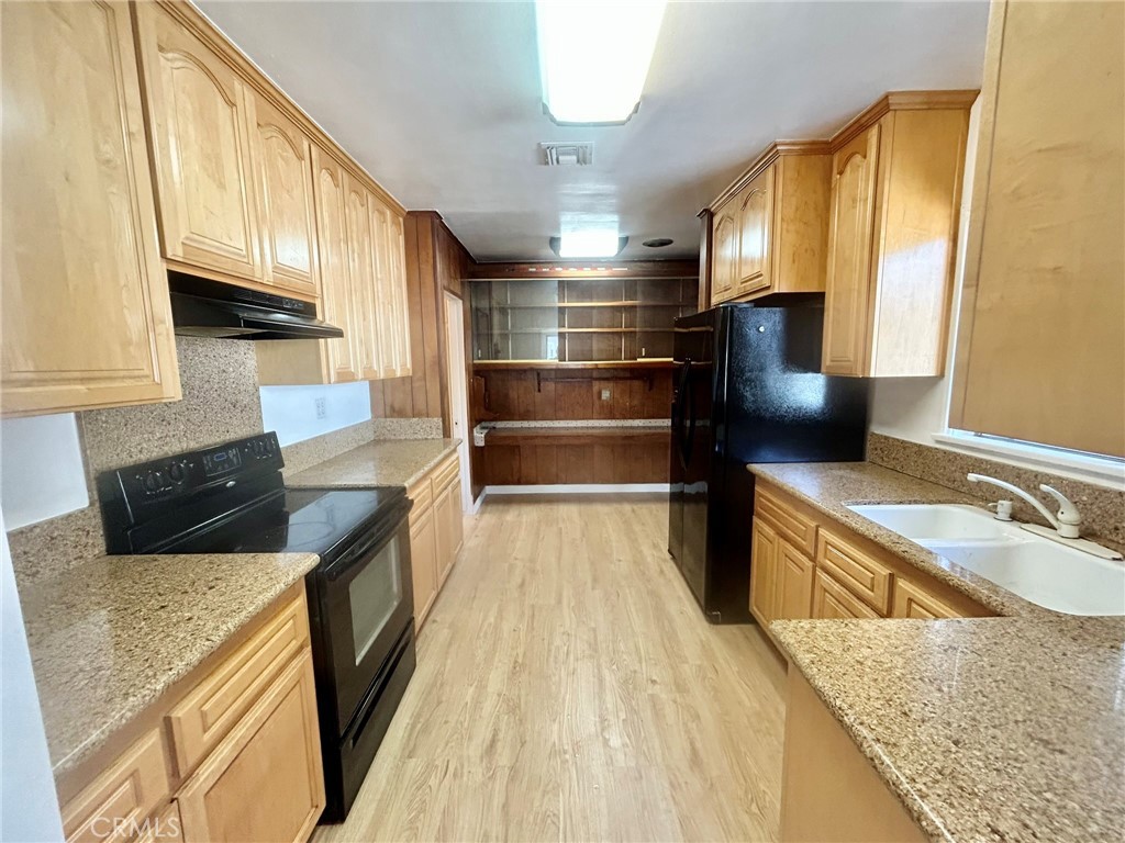 https://media.crmls.org/medias/5d6aa597-0117-4c78-8c2c-936f23a26cb8.jpg?preset=X-Large