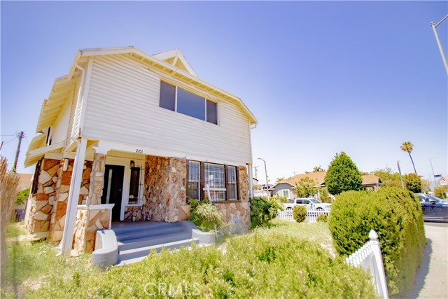 2101 Arlington Avenue, Los Angeles CA: https://media.crmls.org/medias/5d6b085a-4f9c-494e-892f-1e2d64af9260.jpg