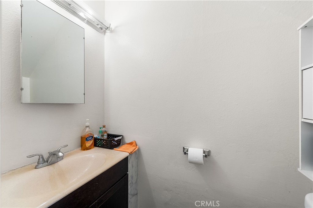 https://media.crmls.org/medias/5d6bda6f-f6e2-4d99-bc66-b204a33eee7a.jpg?preset=X-Large