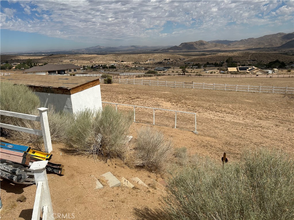 https://media.crmls.org/medias/5d6c54b7-92c9-4f53-ab29-e88e8cd5158c.jpg?preset=X-Large