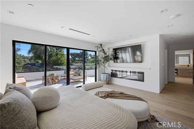 22518 Burbank photo 8
