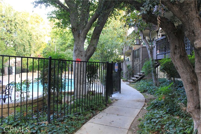 Detail Gallery Image 15 of 18 For 7304 Corbin Ave #F,  Reseda,  CA 91335 - 1 Beds | 1 Baths