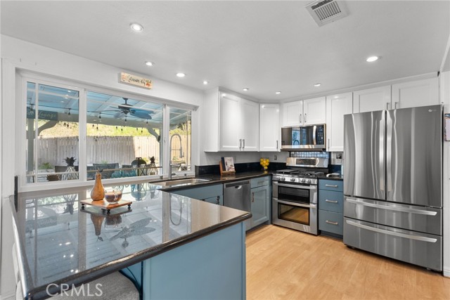 Detail Gallery Image 11 of 33 For 27466 Annette Jo, Saugus,  CA 91350 - 3 Beds | 3 Baths