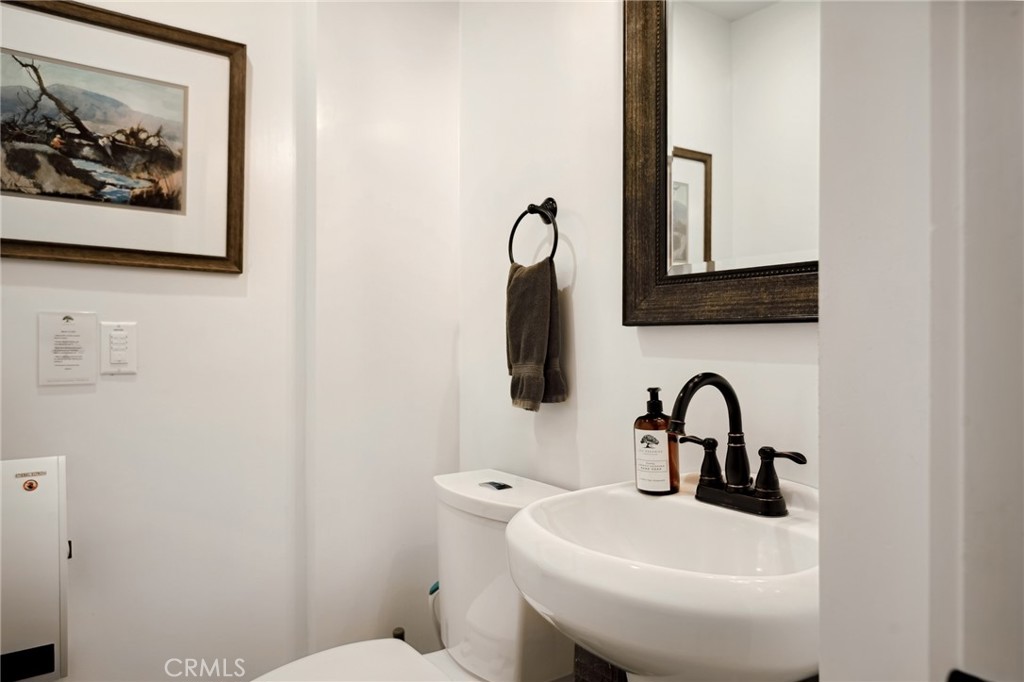 https://media.crmls.org/medias/5d712f8e-335e-49a5-9785-53ee64554ef7.jpg?preset=X-Large