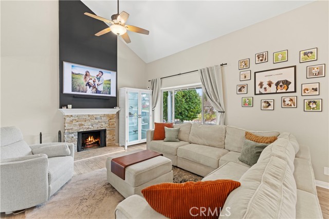 Detail Gallery Image 5 of 49 For 28972 Lotusgarden, Canyon Country,  CA 91387 - 4 Beds | 3 Baths