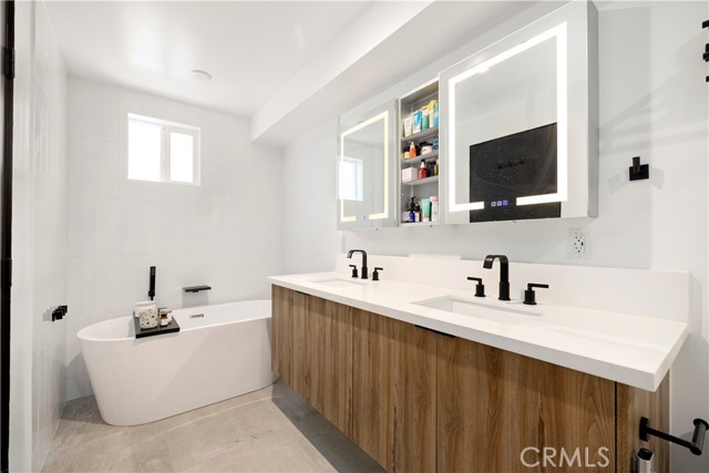 922 N Ridgewood Pl, Los Angeles CA: https://media.crmls.org/medias/5d748347-5f91-4f39-98b7-bc7b026441aa.jpg