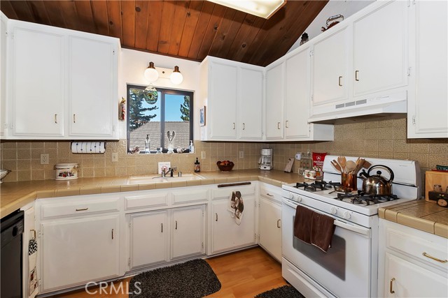 Detail Gallery Image 7 of 33 For 763 E Victoria Ct, Lake Arrowhead,  CA 92352 - 4 Beds | 2/1 Baths