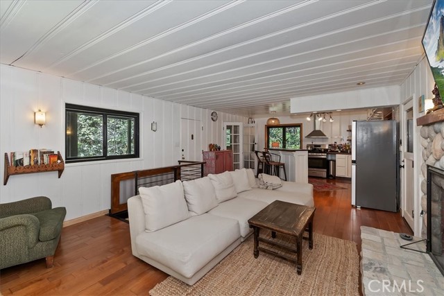 Detail Gallery Image 8 of 52 For 851 Cottage Grove, Lake Arrowhead,  CA 92352 - 2 Beds | 2 Baths