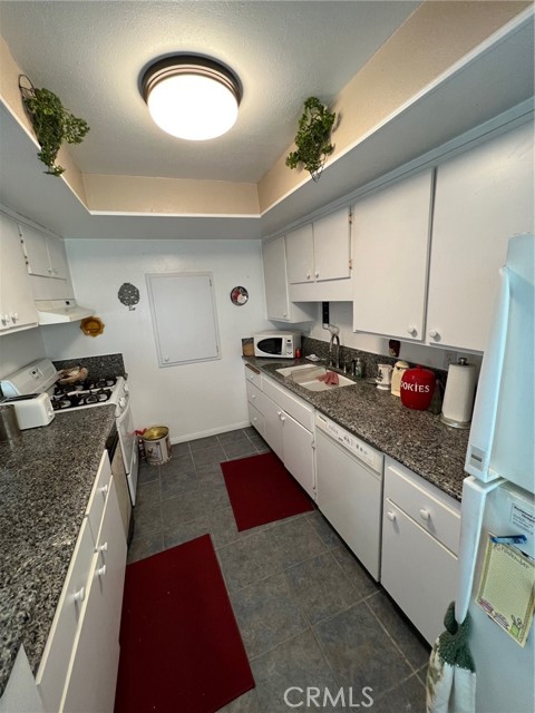 2510 Voorhees Avenue, Redondo Beach, California 90278, 2 Bedrooms Bedrooms, ,2 BathroomsBathrooms,Residential,Sold,Voorhees,CV22051980