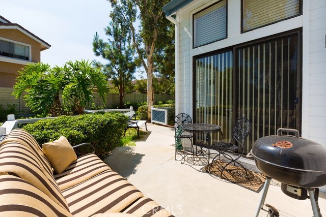 Detail Gallery Image 11 of 13 For 619 Springbrook, Irvine,  CA 92614 - 2 Beds | 2 Baths