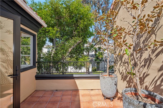 441 1/2 Goldenrod Avenue, Corona del Mar CA: https://media.crmls.org/medias/5d7c4247-36d7-41eb-ab00-42a6d521dde0.jpg