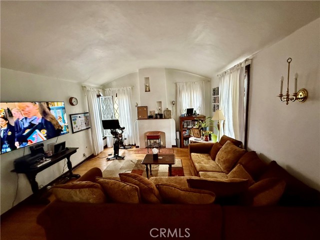 Detail Gallery Image 17 of 30 For 79 N Berkeley, Pasadena,  CA 91107 - 4 Beds | 2 Baths