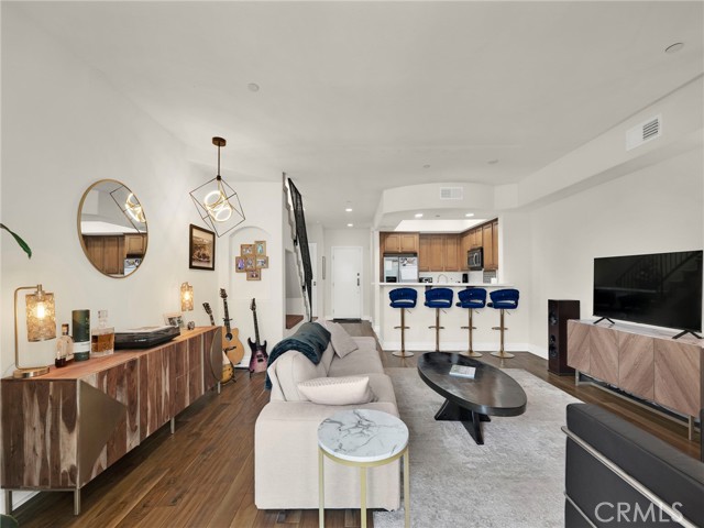 5753 White Oak Avenue, Encino CA: https://media.crmls.org/medias/5d831cd6-98e5-4cce-98cd-956c13e56652.jpg