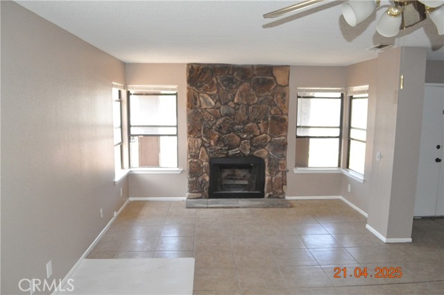 15063 Dakota Street, Victorville CA: https://media.crmls.org/medias/5d8372ff-5d0d-4a87-97c1-06acb0ad4bf2.jpg