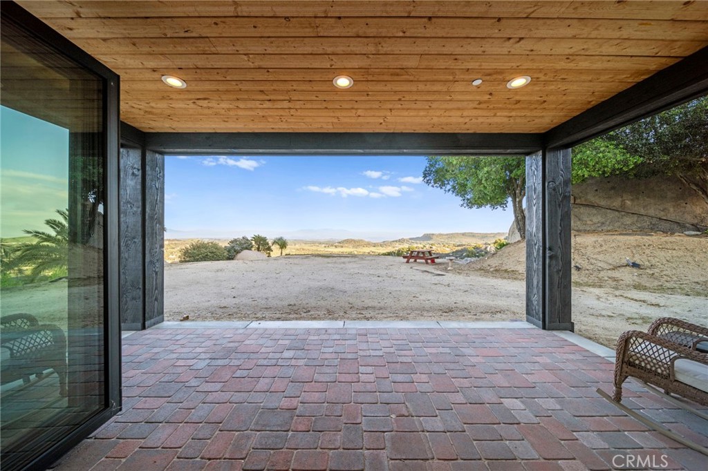 https://media.crmls.org/medias/5d84037d-c55a-4b07-83c7-21ea14bbdde3.jpg?preset=X-Large