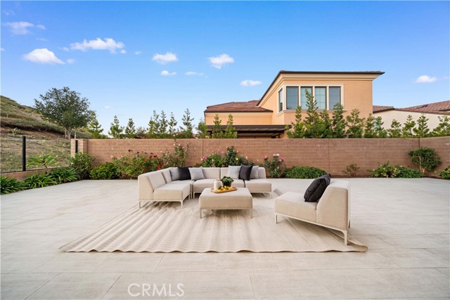 101 Lustro, Irvine CA: https://media.crmls.org/medias/5d870397-54b3-46db-a3b0-021973f155f9.jpg
