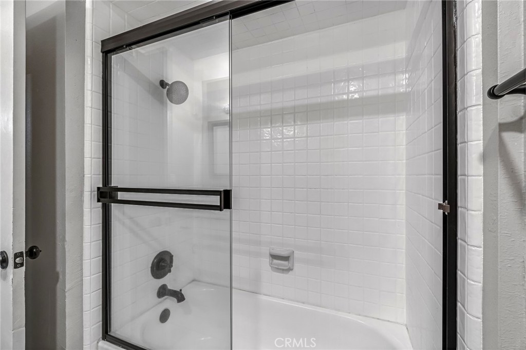 https://media.crmls.org/medias/5d890288-6415-4e17-ab32-eb533259e0fa.jpg?preset=X-Large