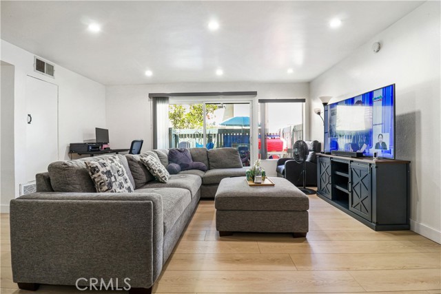 Detail Gallery Image 5 of 32 For 5700 Etiwanda Ave #105,  Tarzana,  CA 91356 - 3 Beds | 2 Baths