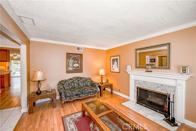 Detail Gallery Image 5 of 33 For 27812 Rosamond Dr, Canyon Country,  CA 91351 - 5 Beds | 2 Baths